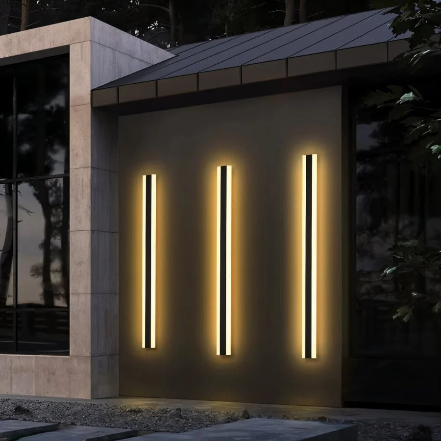 Regal Outdoor Wall Lamp
