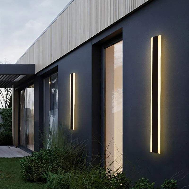 Regal Outdoor Wall Lamp