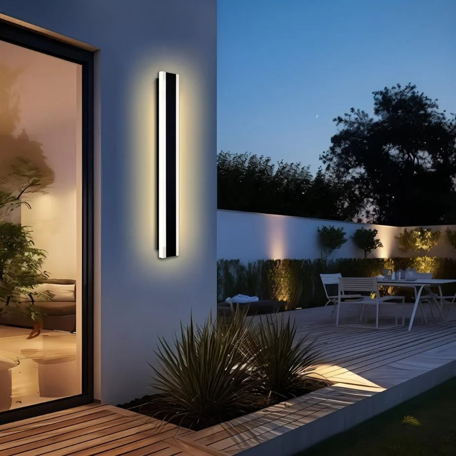 Regal Outdoor Wall Lamp